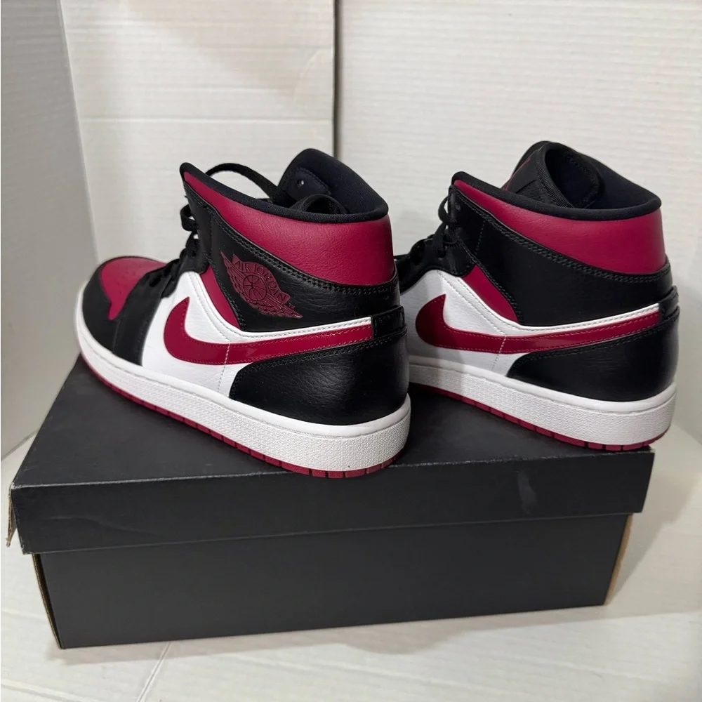 AIR JORDAN 1 MID BLACK/NOBLE RED-WHITE 554724 066 Mens
Shoes Size 10 Excellent! - Picture 7 of 11